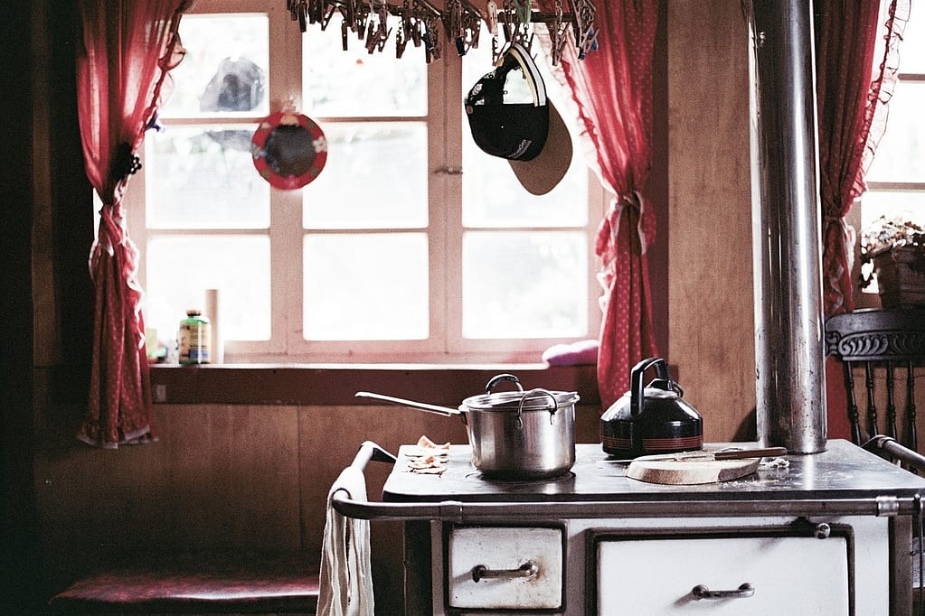 kitchen, stove, pots-2616983.jpg